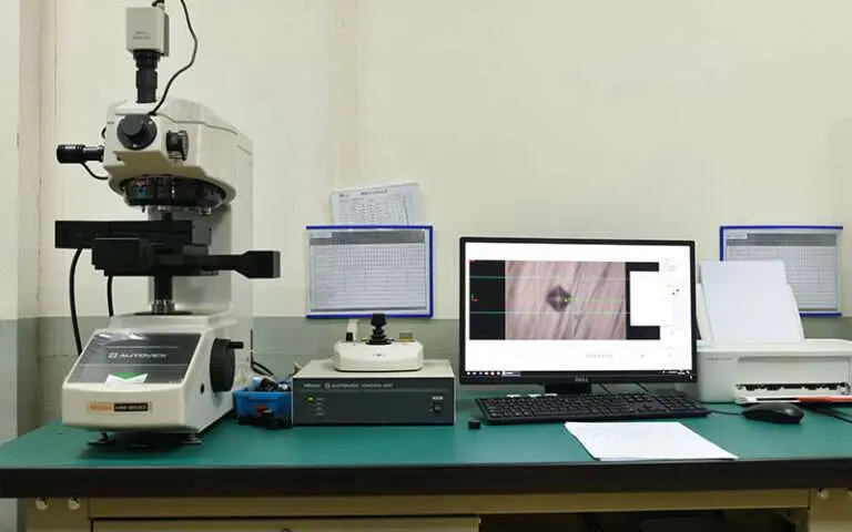 Microscope and material inspection equipment