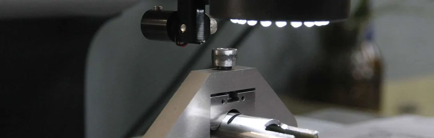 Close-up optical inspection of a machined surface